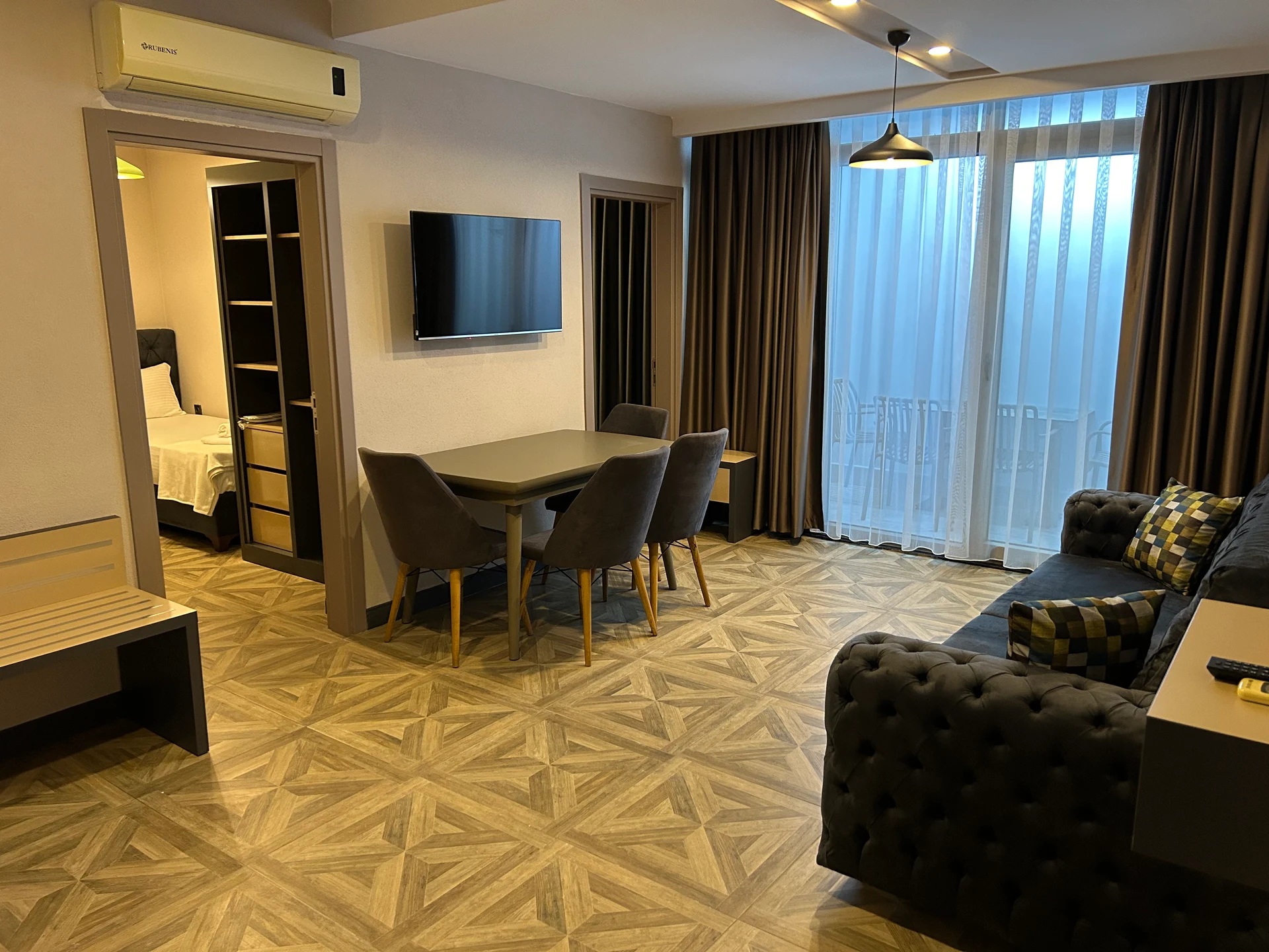 Deluxe Atrium 2+1